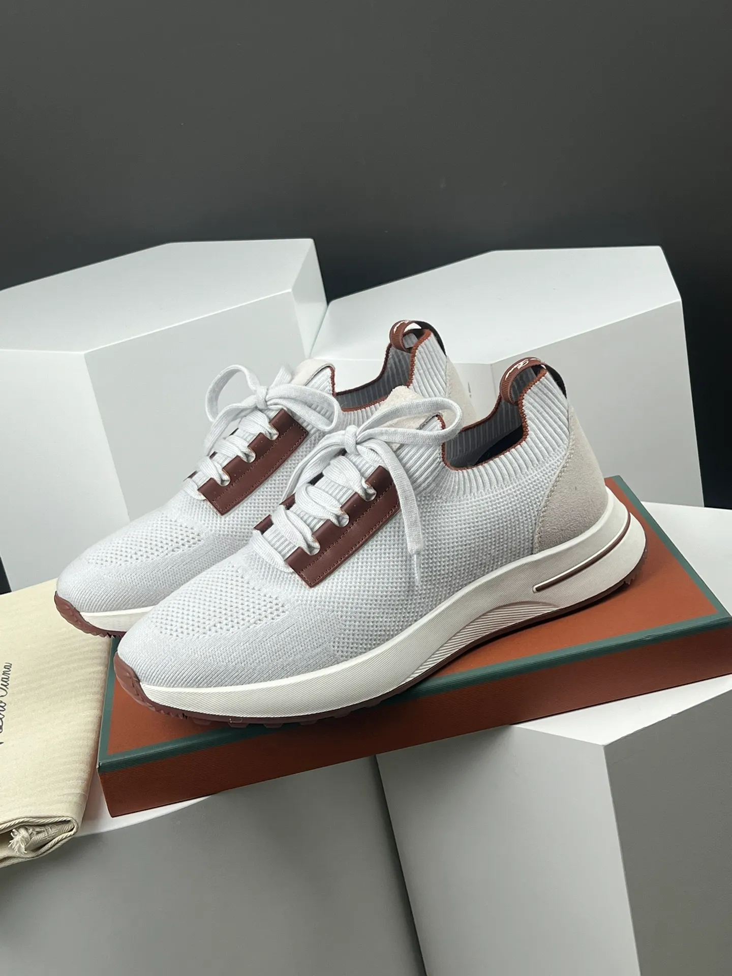Factory price 420💰L men's shoes💰New product on sale Loro men's shoes💰iana knitted sneakers｜Made of Wish wool blended fabric｜The upper is made of unique knitted fabric production technology｜Comprehensive one-to-one restoration of the counter process｜Additional original molded rubber three-color combination technology outsole｜Size: 39-44 (customized at 45.46)